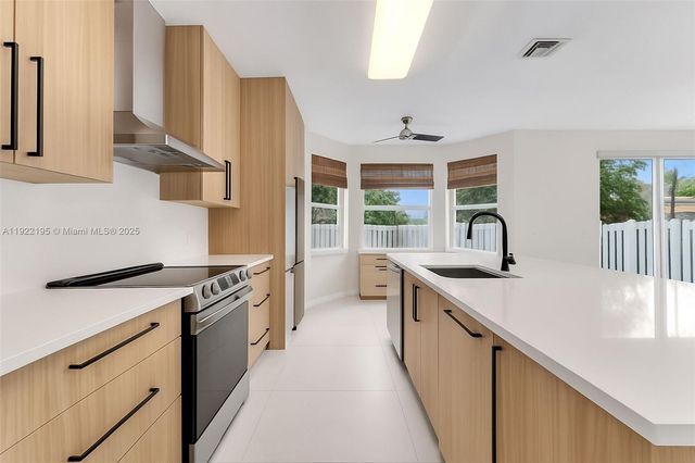 15854 SW 21st St, Miramar, FL 33027