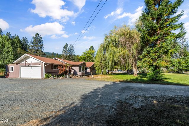 805 Minthorne Road, Rogue River, OR 97537