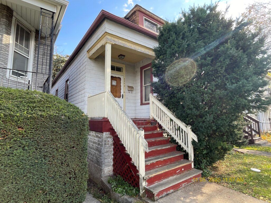 8545 S Manistee Avenue, Chicago, IL 60617