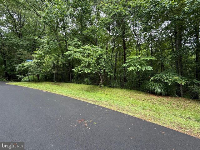 2704 CHARITON ST, Oakton, VA 22124