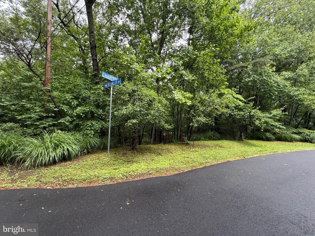 2704 CHARITON ST, Oakton, VA 22124