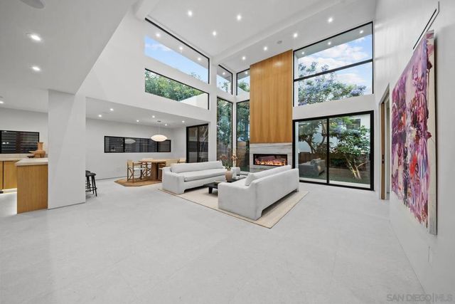 7376 Fay Ave, La Jolla, CA 92037