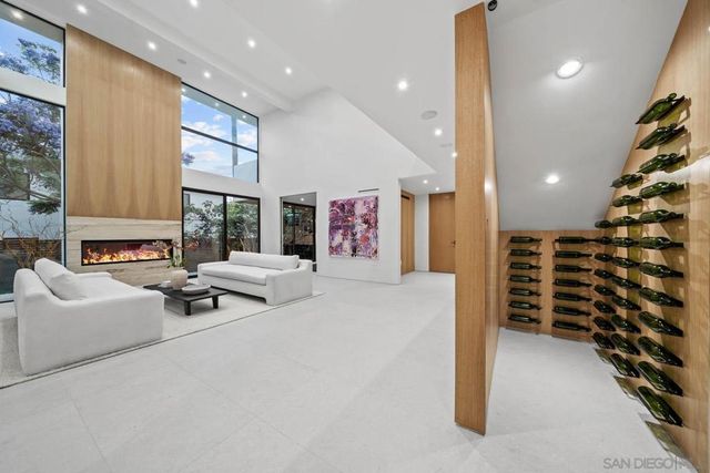 7376 Fay Ave, La Jolla, CA 92037