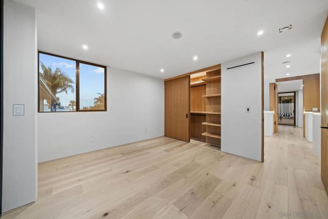 7376 Fay Ave, La Jolla, CA 92037