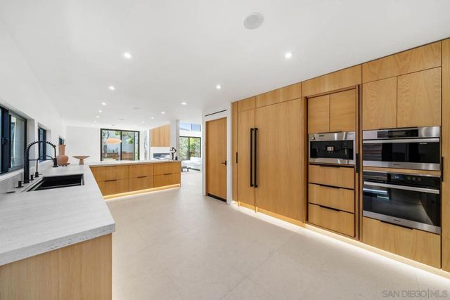 7376 Fay Ave, La Jolla, CA 92037