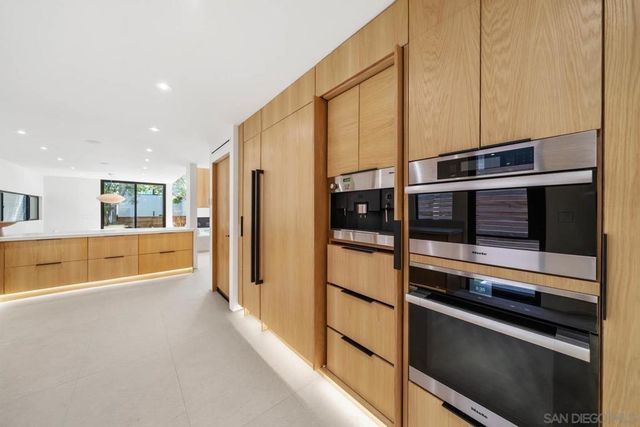 7376 Fay Ave, La Jolla, CA 92037