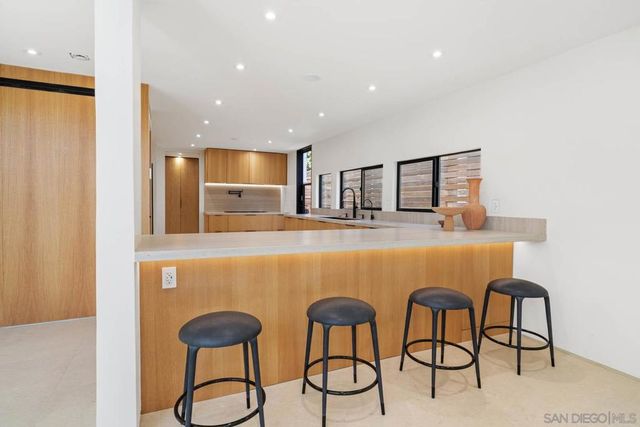 7376 Fay Ave, La Jolla, CA 92037