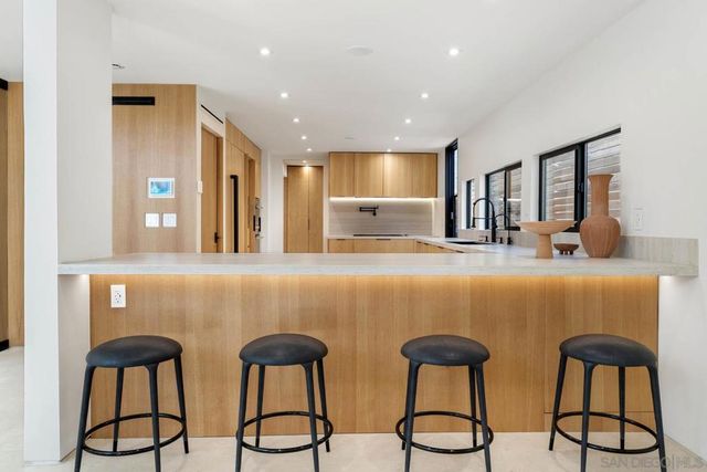 7376 Fay Ave, La Jolla, CA 92037