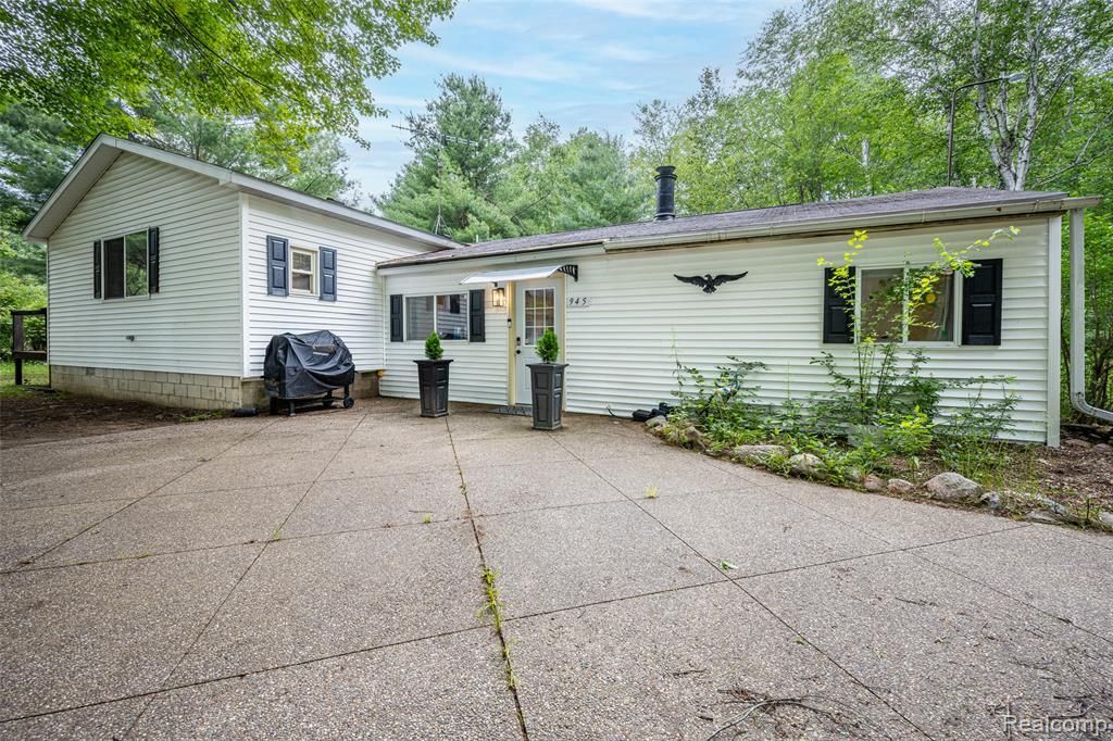 945 N Hockaday Road, Gladwin, MI 48624