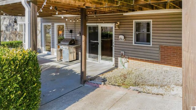 9 W Cobblestone Court, Kuttawa, KY 42055