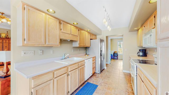 9 W Cobblestone Court, Kuttawa, KY 42055