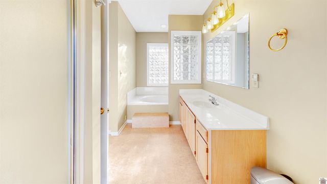 9 W Cobblestone Court, Kuttawa, KY 42055