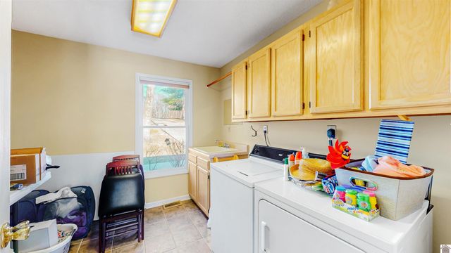 9 W Cobblestone Court, Kuttawa, KY 42055