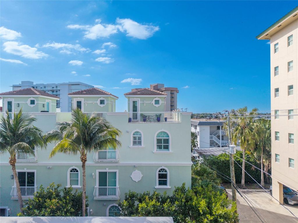 Image 4 of property listing at 430 SUNSET DRIVE, Pompano Beach, FL 33062