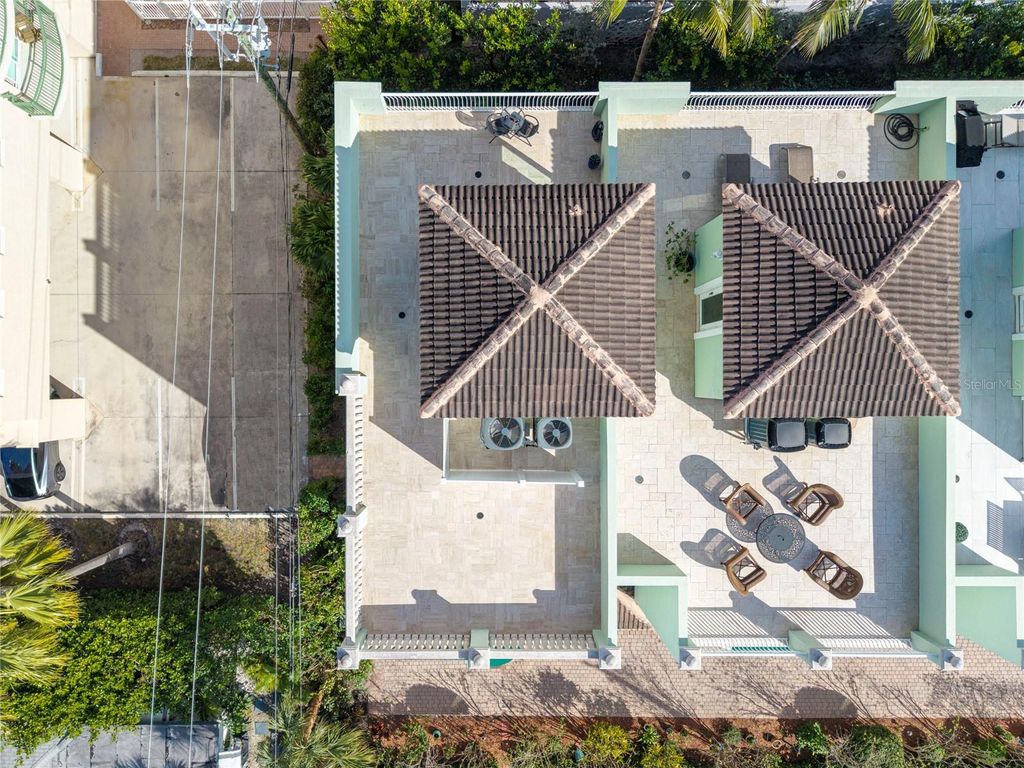 Image 6 of property listing at 430 SUNSET DRIVE, Pompano Beach, FL 33062