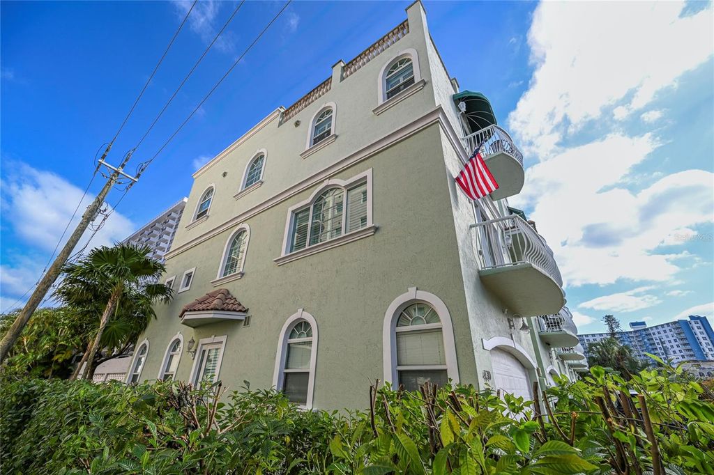 Image 8 of property listing at 430 SUNSET DRIVE, Pompano Beach, FL 33062