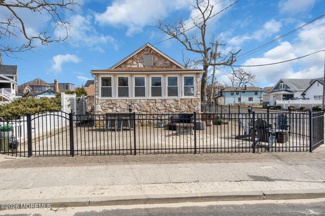 319 Monmouth Avenue, Ocean Gate, NJ 08740