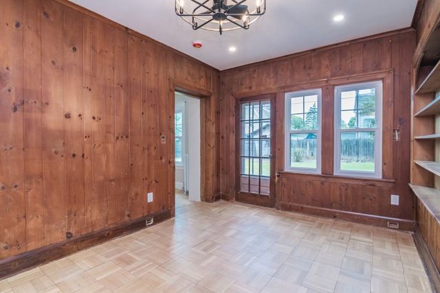 41 Dartmouth St, Holyoke, MA 01040