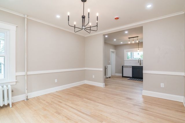 41 Dartmouth St, Holyoke, MA 01040