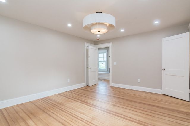 41 Dartmouth St, Holyoke, MA 01040