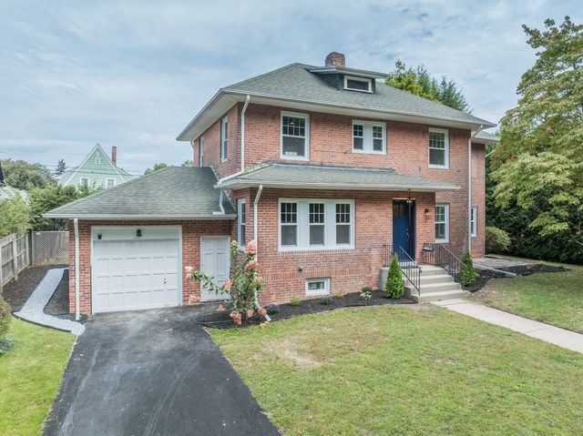 41 Dartmouth St, Holyoke, MA 01040