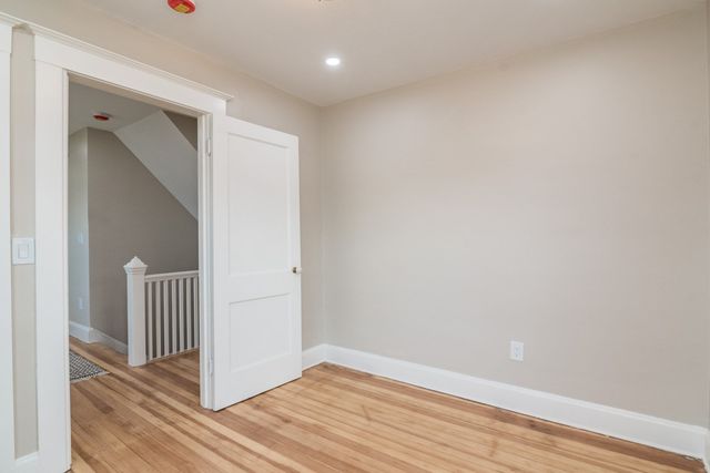 41 Dartmouth St, Holyoke, MA 01040