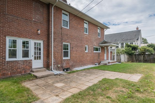 41 Dartmouth St, Holyoke, MA 01040