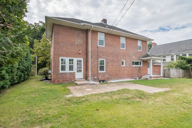 41 Dartmouth St, Holyoke, MA 01040