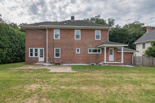 41 Dartmouth St, Holyoke, MA 01040