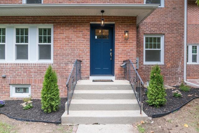 41 Dartmouth St, Holyoke, MA 01040