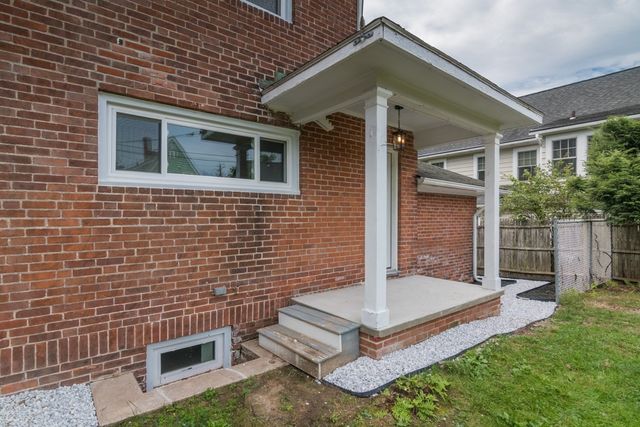 41 Dartmouth St, Holyoke, MA 01040