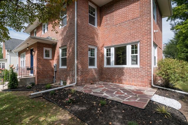 41 Dartmouth St, Holyoke, MA 01040