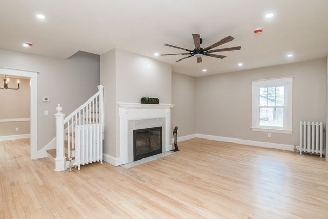 41 Dartmouth St, Holyoke, MA 01040