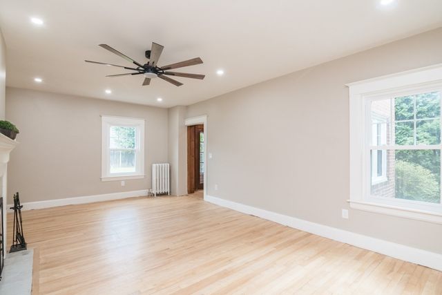 41 Dartmouth St, Holyoke, MA 01040