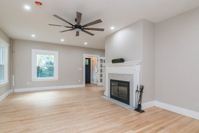 41 Dartmouth St, Holyoke, MA 01040