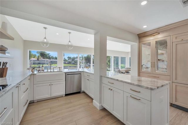 1925 Tarpon RD, Naples, FL 34102