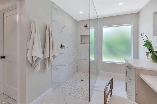 1925 Tarpon RD, Naples, FL 34102