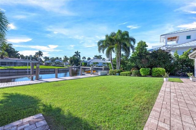 1925 Tarpon RD, Naples, FL 34102