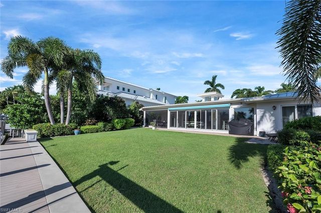 1925 Tarpon RD, Naples, FL 34102