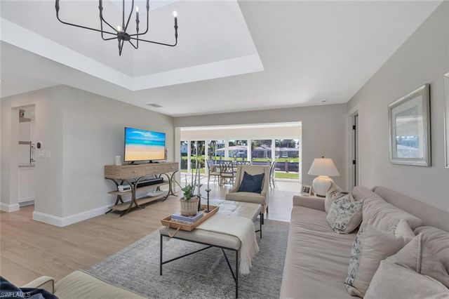 1925 Tarpon RD, Naples, FL 34102