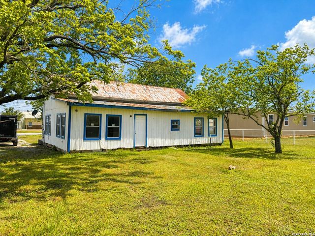 517 Center St, Marion, TX 78124