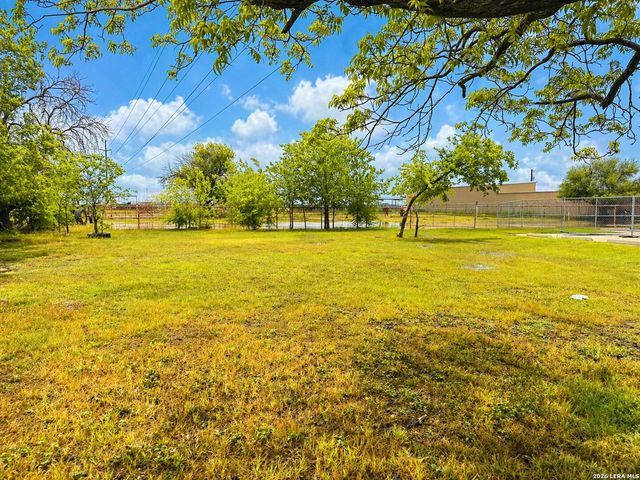 517 Center St, Marion, TX 78124