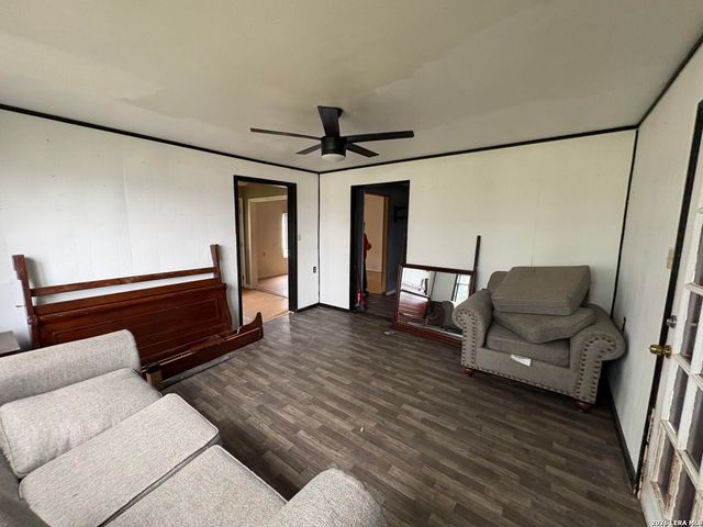 517 Center St, Marion, TX 78124