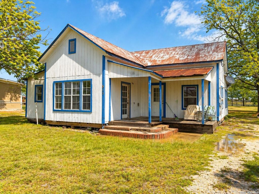 517 Center St, Marion, TX 78124