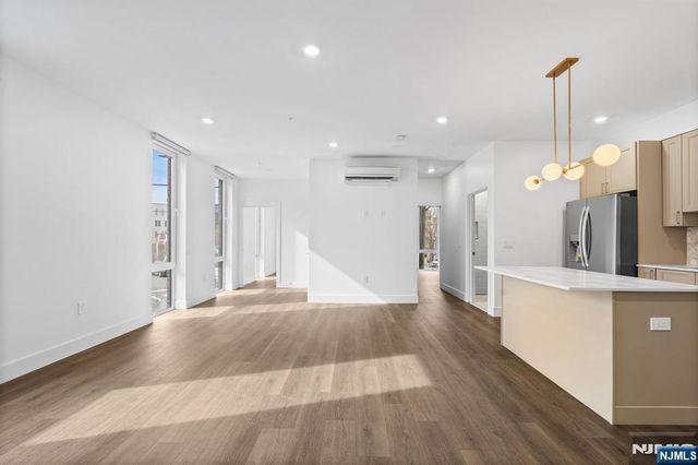 21 Lincoln Park 100, Newark, NJ 07102