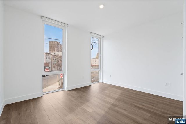 21 Lincoln Park 100, Newark, NJ 07102