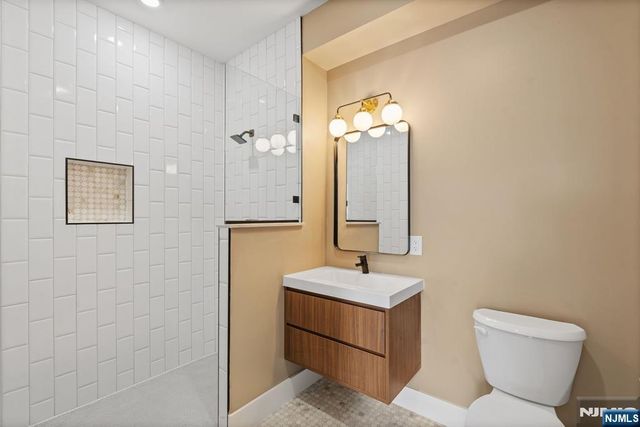 21 Lincoln Park 100, Newark, NJ 07102