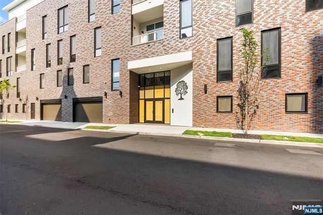 21 Lincoln Park 100, Newark, NJ 07102