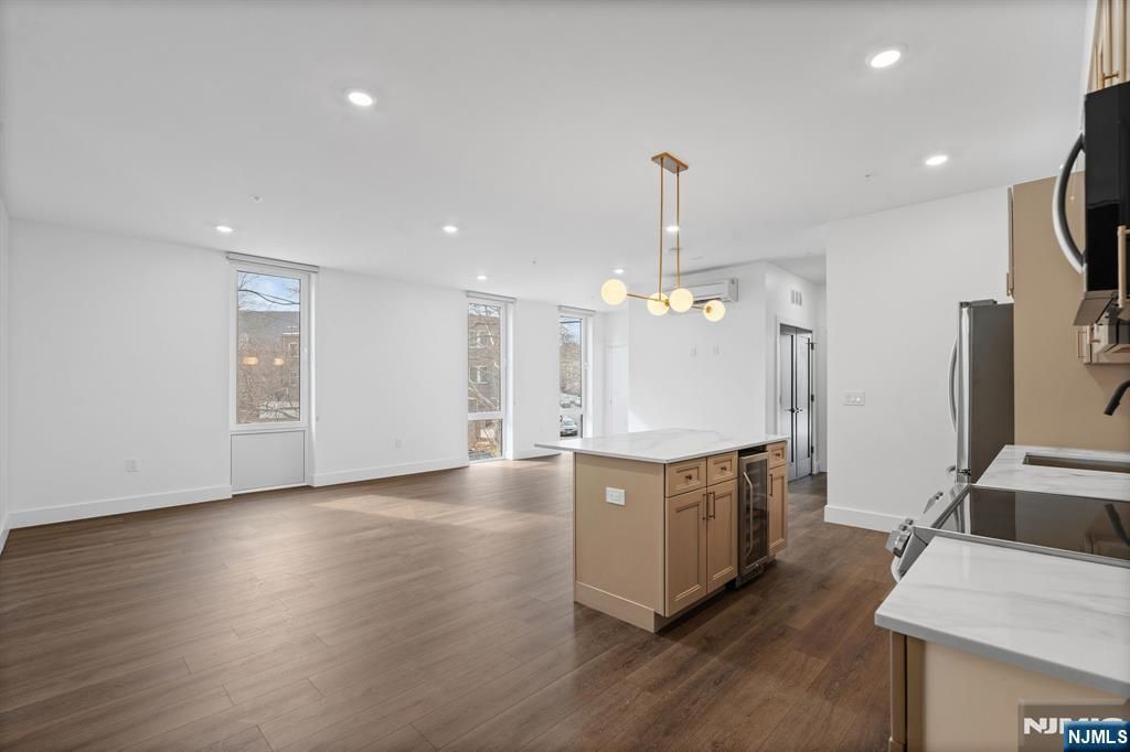 21 Lincoln Park 100, Newark, NJ 07102