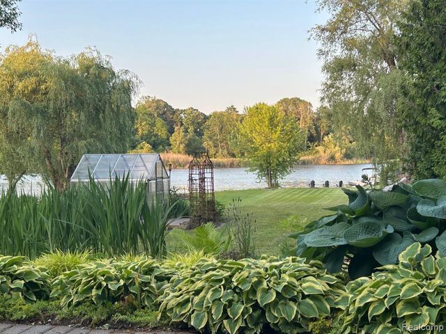 640 Sunset, White Lake, MI 48383